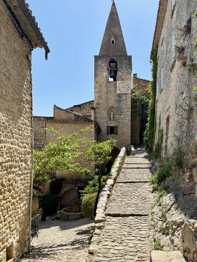 village medieval du Crestet vignobles Provence Vaucluse