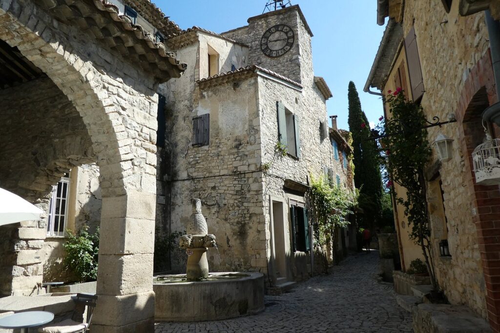fontaine place du village Seguret Provence