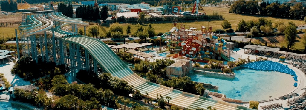 Parc aquatique Wave Island à Monteux dans le Vaucluse avec toboggans et bassins pour une sortie en famille en Provence