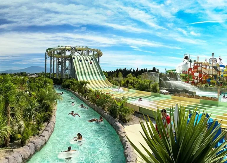 Parc aquatique Wave Island à Monteux dans le Vaucluse avec rivière et toboggans pour une sortie en famille en Provence